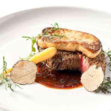 MEDI (メディー) フランスで修行したシェフの料理は、盛り付け一つ一つに拘りを感じることができる