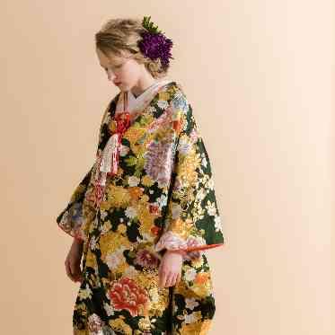 MEDI (メディー) 落ち着きのある色に華やかな刺繍が施されたデザインは趣を感じる一枚