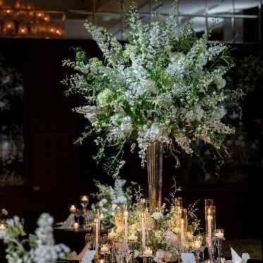 シャングリ・ラ 東京 高さのある花々やキャンドルをふんだんに飾って、より贅沢な雰囲気に。