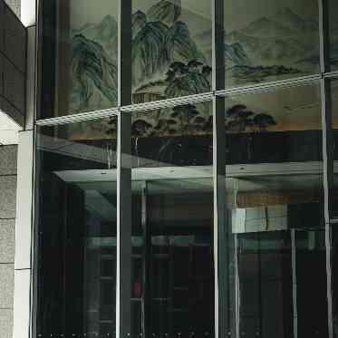 シャングリ・ラ 東京 1階玄関にある大きな風景画。