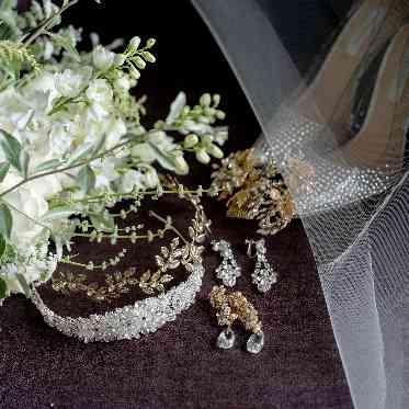 一生懸命選んだ衣裳、小物に囲まれながらお仕度を。