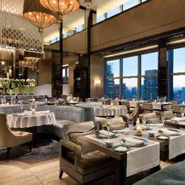 メインダイニング「ピャチェーレ」。洗練されたイタリアンレストラン。