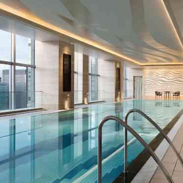29階のフィットネスクラブ内にはプールも完備。リラックスしたひとときをどうぞ。