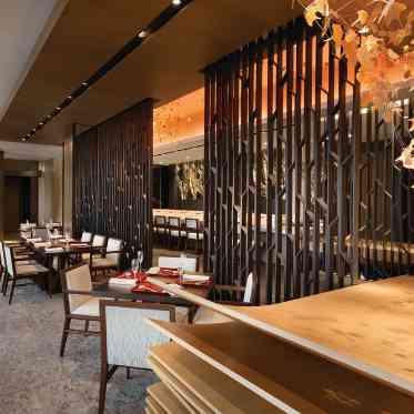 日本料理「なだ万」。個室や広々とした寿司カウンター、豪華な鉄板焼ルームをご用意。