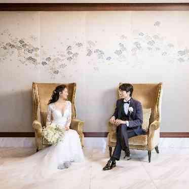 アネモネを模った刺繍の壁画