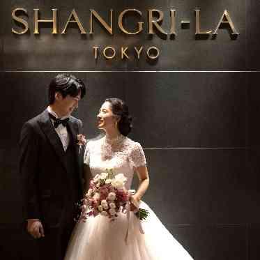 お車寄せにあるホテルロゴ前