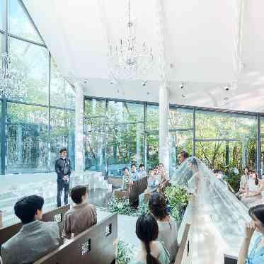 大宮璃宮 透明感あふれる滝の流れるチャペルは幻想的で他にはない特別な空間