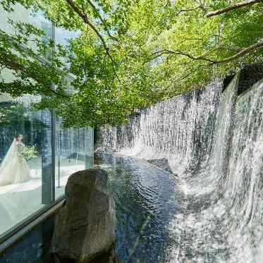 大宮璃宮 滝が流れるチャペル。「動き」のあるチャペルは埼玉で当館だけ。