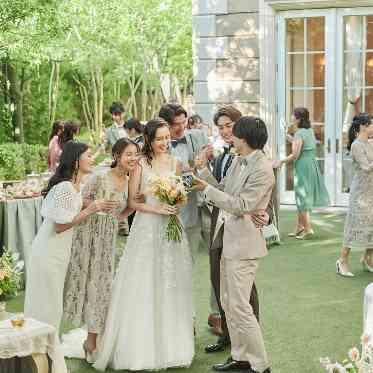 大宮 アートグレイス ウエディングシャトー ガーデンパーティーでドリンクやフードを振る舞って