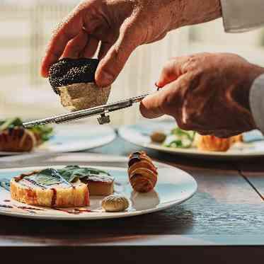 大宮 アートグレイス ウエディングシャトー 黒トリュフを目の前で削る演出もゲストの心を驚かせる。