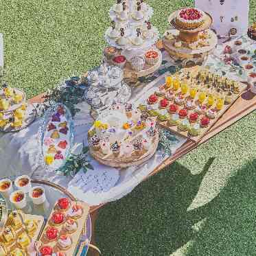 大宮 アートグレイス ウエディングシャトー ガーデンにスイーツを並べて