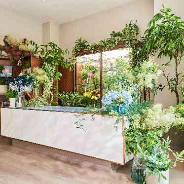 BLEU GRACE OSAKA（ブルーグレース大阪）●BRASSグループ 館内にはお花屋さんも併設。コーディネートのこと等いつでも何でも相談OK！