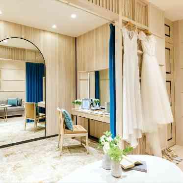 BLEU GRACE OSAKA（ブルーグレース大阪）●BRASSグループ まるでスイートルームのような寛ぎの新郎新婦控室。