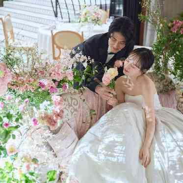 ニーズ名古屋丸の内 by T&G WEDDING(旧 トリフォーリア NAGOYA) 窓からは自然光が差し込み、上質な寛ぎを演出。ゲストと会話を愉しむパーティを