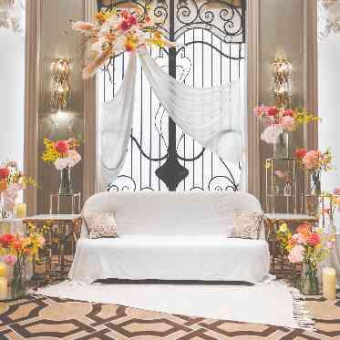 濃い目のピンクが差色に…おしゃれなソファ装花