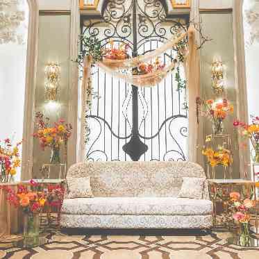 ベージュをテーマカラーとして使った アンティーク風のおしゃれなスタイル