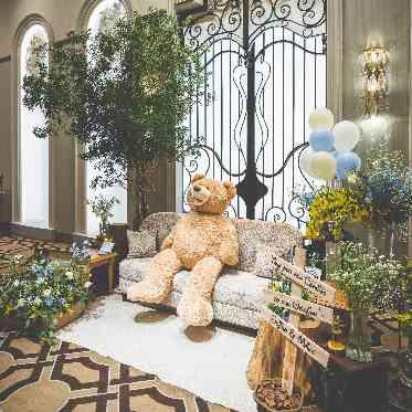 ナチュラルな雰囲気に大きなテディベアがゆったり座っていて…まるで童話の中のよう!