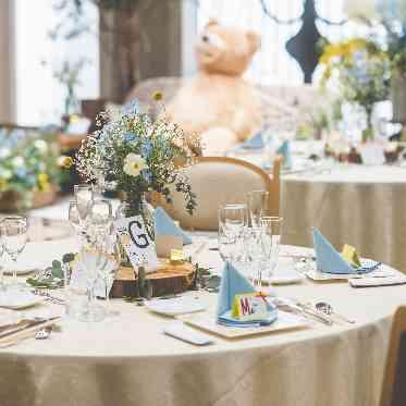 ブルーのナフキンがさわやかでおしゃれなテーブルコーディネート