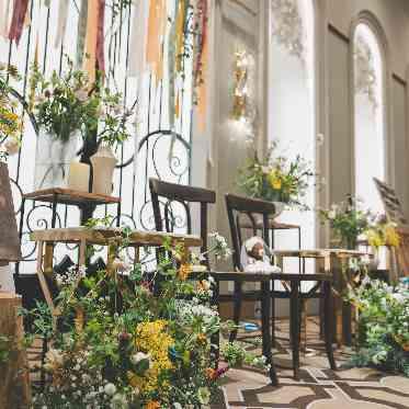 アンティークチェアはおしゃれでナチュラルな雰囲気にしたい新郎新婦様に大人気