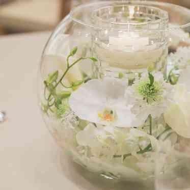 トリフォーリア NAGOYA＜エルフラットグループ＞ ガラスドームに沢山のホワイトの花を散りばめて…