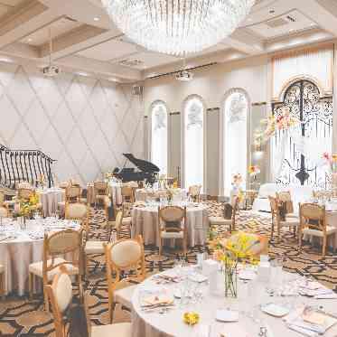 大きなシャンデリアが印象的なパーティ会場♪