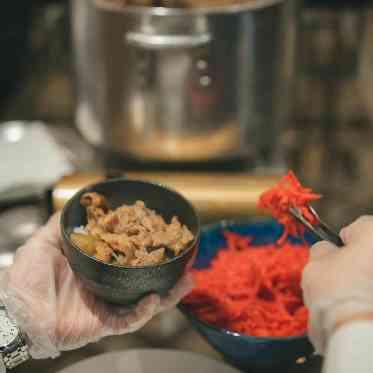 牛丼ビュッフェは紅ショウガものせてお好きにカスタマイズ！