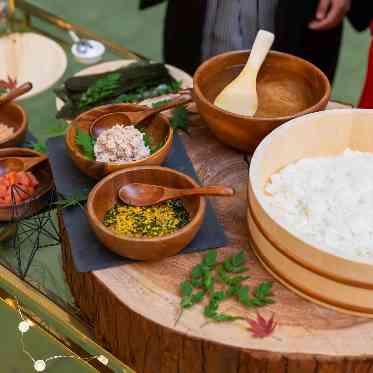 おにぎりバイト!お二人がおにぎりを握り合って…相手にあーん!と食べさせました!