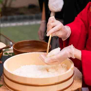 おにぎりバイト！お二人がおにぎりを握り合って…相手にあーん！と食べさせました！