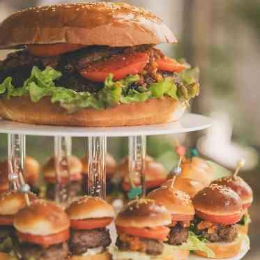 巨大なハンバーガータワー！ミニハンバーガーはビュッフェスタイルで楽しみました！