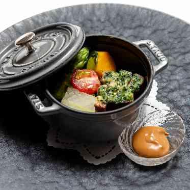 トリフォーリア NAGOYA＜エルフラットグループ＞ STAUB～みかわ姫豚の自家製香草麹マリネ
夏野菜の無水調理 味噌バーニャカウダ