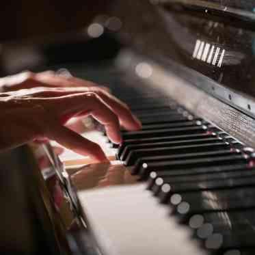 こだわりの音楽が響きわたるなか、ふたりは永遠の愛を誓います