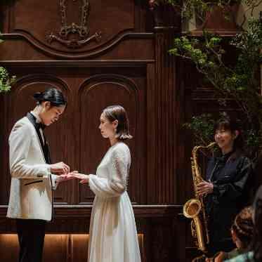 本格的な音楽に包まれながら。おふたりが愛を誓う祭壇には印象的なモニュメントも。