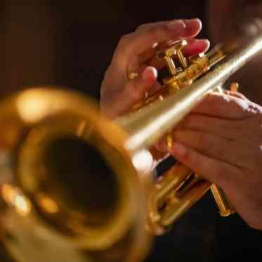 チャペルFES（フェス）を中心とした挙式。JAZZバンドが2人の挙式を奏でる