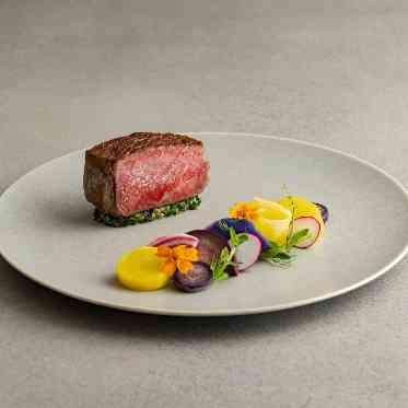 IWAI OMOTESANDO 熊本県産赤牛にこだわったお肉料理 ご提供前に、会場内のキッチンで仕上げます