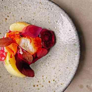 IWAI OMOTESANDO 季節の果物を用いて、食感も大切にしたデザート