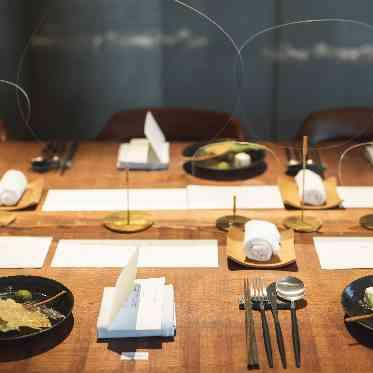IWAI OMOTESANDO カトラリーは、フォークやナイフに加えてお箸も並びます