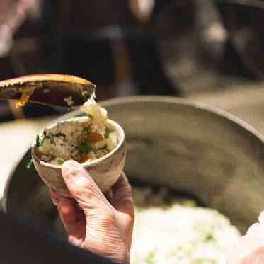 IWAI OMOTESANDO 「同じ釜の飯を食う」分かち合うことができる料理お祝いにふさわしいと考えています