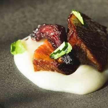 IWAI OMOTESANDO 熊本県産赤牛にこだわったお肉料理 ご提供前に、会場内のキッチンで仕上げます