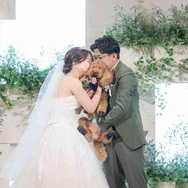 ザ クラシカ ベイリゾート 「誓いのキス」ではなく、おふたりがペットをはさんでキスをする演出も!