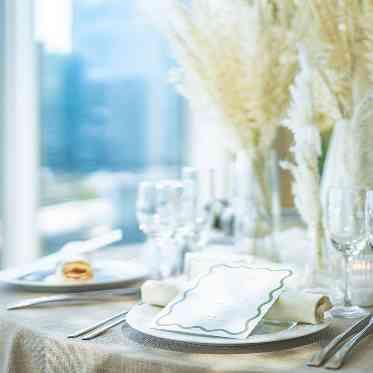 海を臨む開放的な空間でトレンド感溢れるコーディネートが叶う