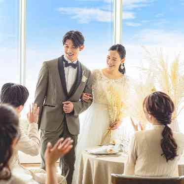 天井まで続く大きな窓から差し込む陽光とともに、ゲストとリラックスしたパーティを♪