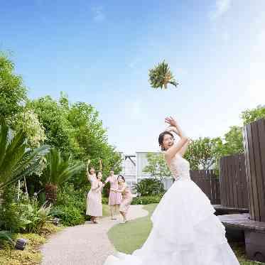 ザ クラシカ ベイリゾート 【ベイガーデン】心地良い浜風を感じる空間で、ブーケトス等の演出もGood!