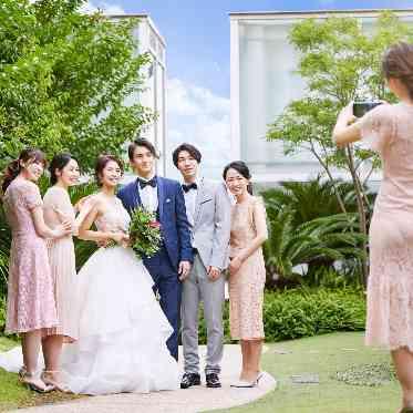 ザ クラシカ ベイリゾート グリーンに囲まれた癒やし空間では、集合写真や笑顔弾けるガーデンパーティも素敵!
