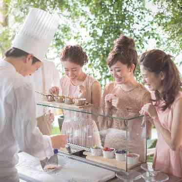 【ライブデザート】専属パティシエが目の前でアイスを仕上げ!