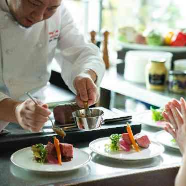 ザ クラシカ ベイリゾート 大きなアイランドキッチンを舞台に「見て・聞いて・食べて美味しい」パーティを提案