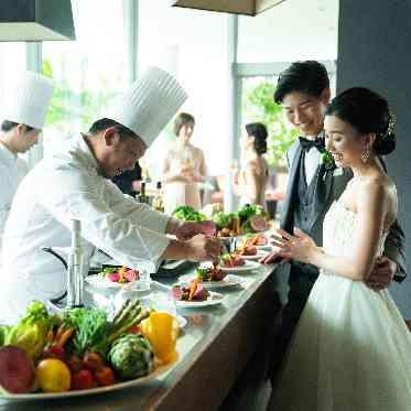 ザ クラシカ ベイリゾート 大きなアイランドキッチンを舞台に「見て・聞いて・食べて美味しい」パーティをご提案