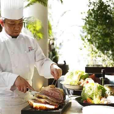 ザ クラシカ ベイリゾート 専用テラスでは、フードパフォーマンスでゲストをおもてなし。