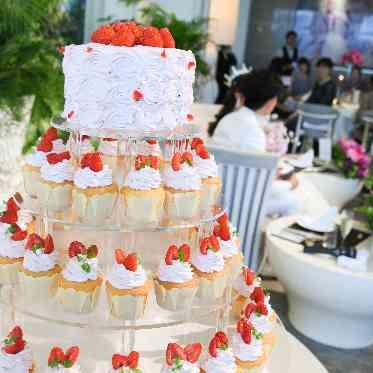ザ クラシカ ベイリゾート ミニカップケーキがずらっと並ぶかわいらしいウェディングケーキ