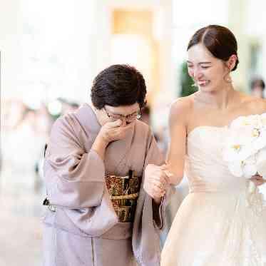 ザ クラシカ ベイリゾート 新婦様の中座のエスコートはおばあ様をサプライズでお呼びしました。