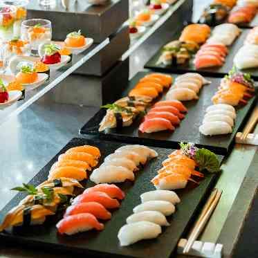 ザ クラシカ ベイリゾート 【寿司バー】世代を問わず愛されるおもてなし演出。寿司職人のパフォーマンスも必見